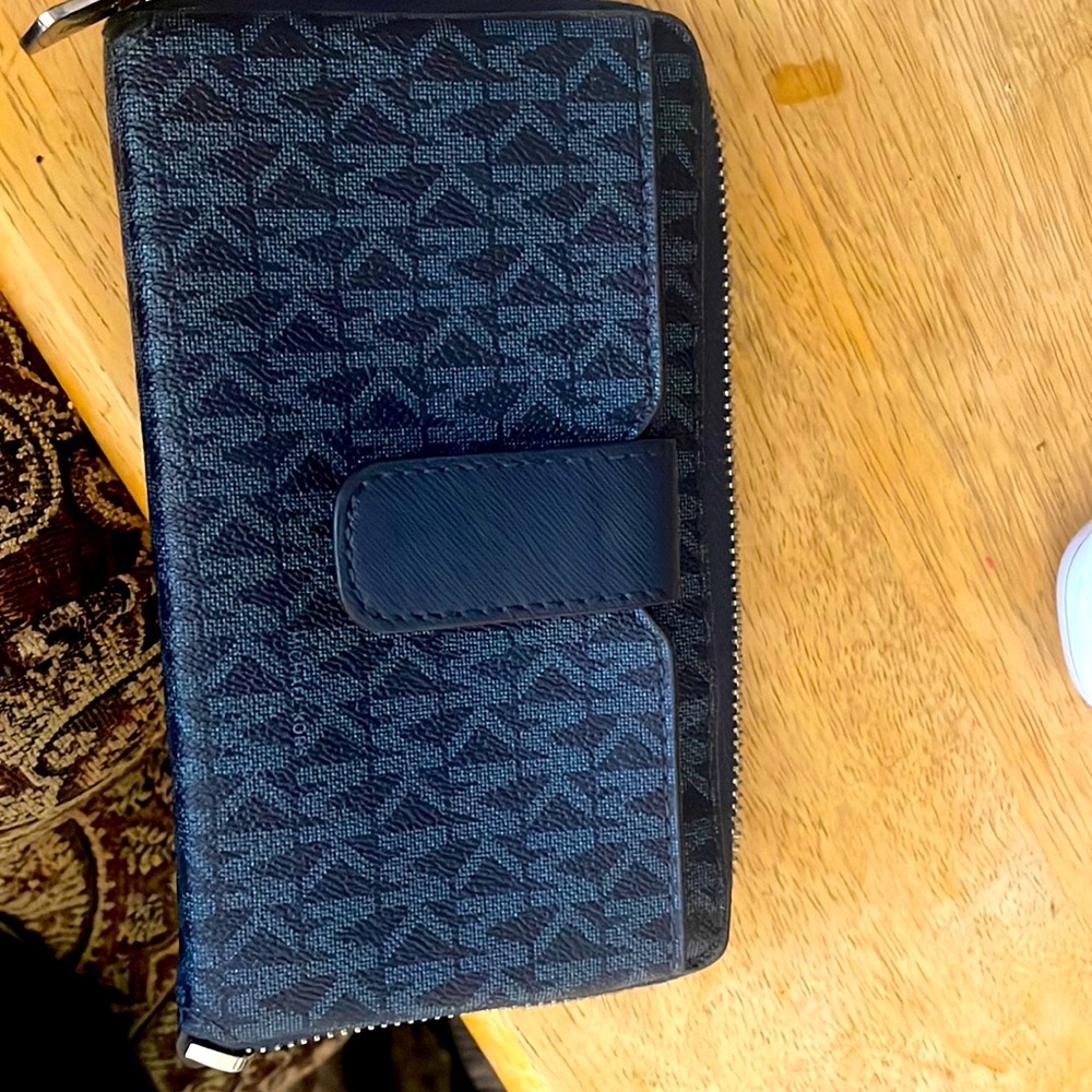 Zip around Michael Kohrs wallet